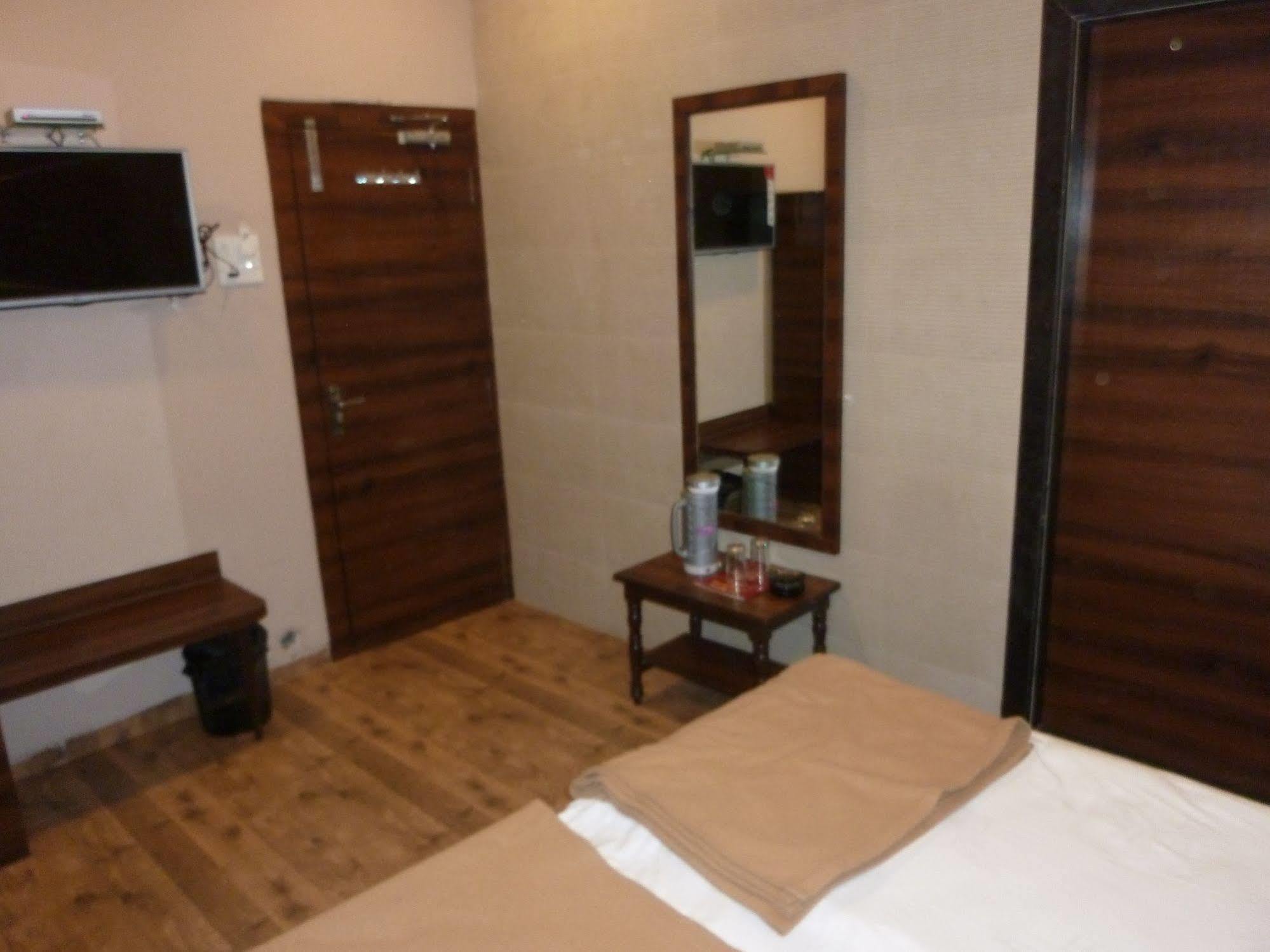 Hotel Regal Palace Bombay Esterno foto