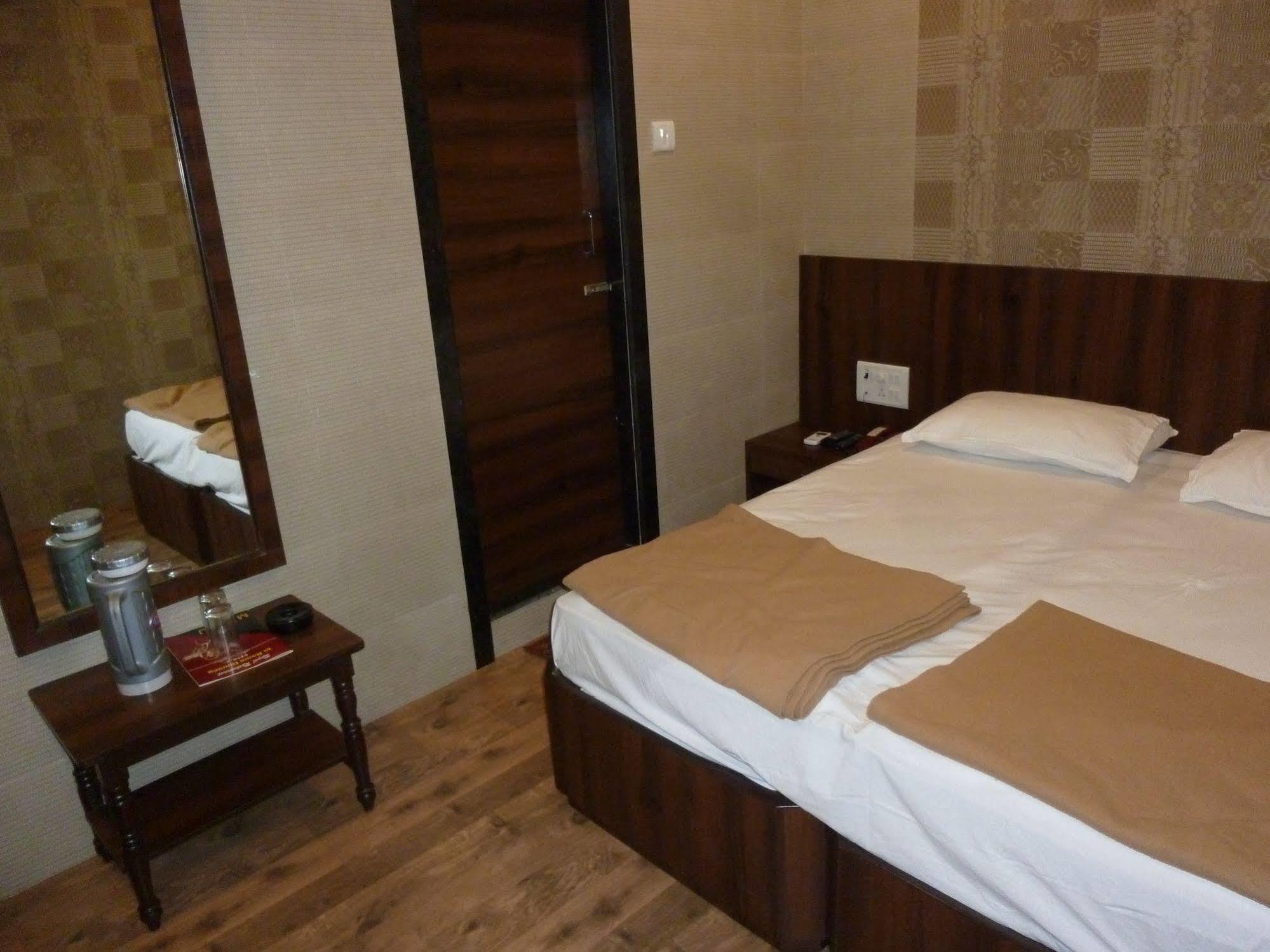 Hotel Regal Palace Bombay Esterno foto